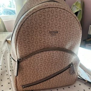 It’s a cute medium size backpack